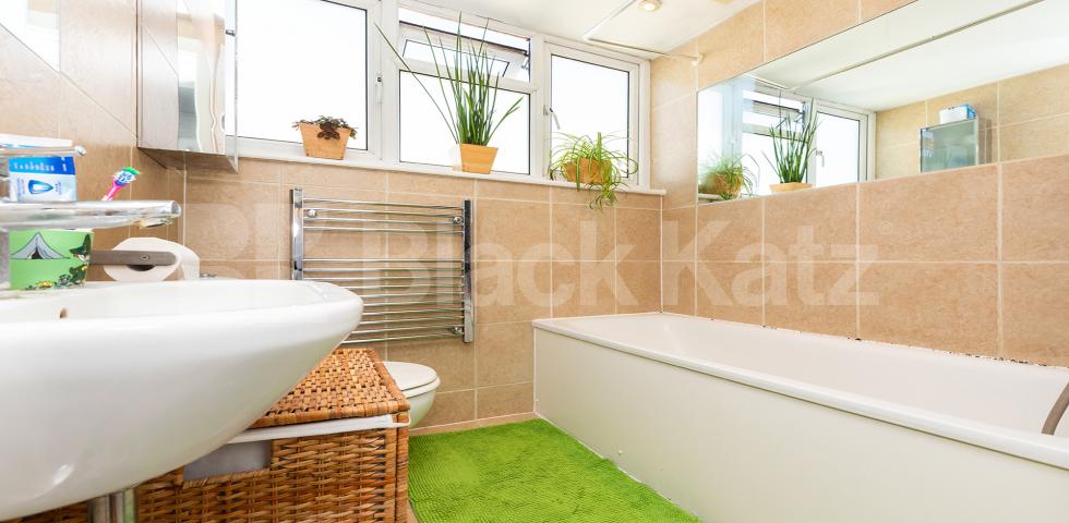 Recently refurbished one bed with acces to a large communal garden mins to Tube. Camden Road , Tufnell Park